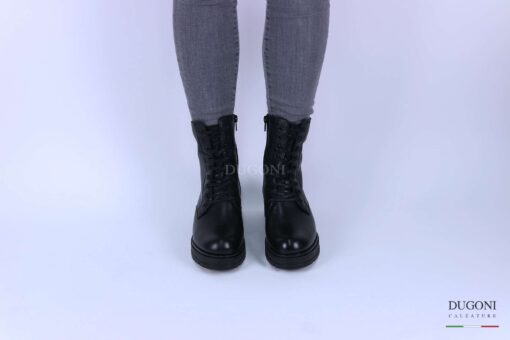 Anfibio in pelle nera con suola carrarmato </br> D1333 Anfibi