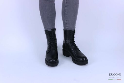 Anfibio in pelle nera con suola carrarmato </br> D1333 Anfibi