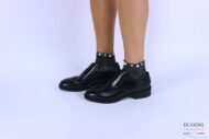 Stringata in pelle nera con borchiette </br> D1327 Outlet