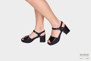 Sandalo con plateau in pelle nera </br> D1409 Outlet