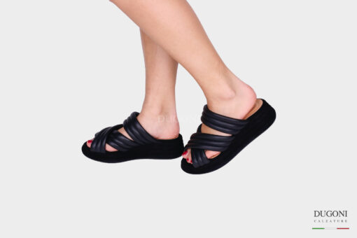 Ciabatta con zeppa a fasce imbottite in nappa nera  </br> D1403 Scarpe donna