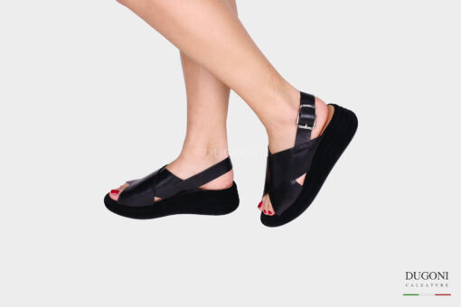 Sandalo con zeppa in pelle nera a taglio vivo  </br> D1402 Scarpe donna