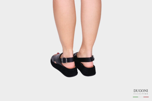Sandalo con zeppa in pelle nera a taglio vivo  </br> D1402 Scarpe donna