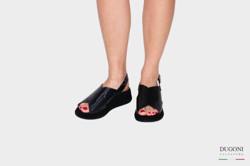 Sandalo con zeppa in pelle nera a taglio vivo  </br> D1402 Scarpe donna