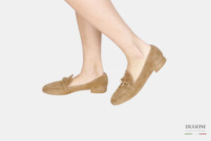 Mocassino in camoscio marrone chiaro  con catena </br> D1425 Mocassini
