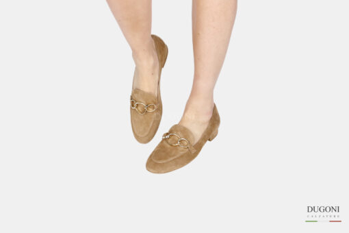 Mocassino in camoscio marrone chiaro  con catena </br> D1425 Mocassini