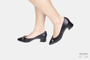 Décolleté pelle nera con accessorio </br> D1427 Outlet