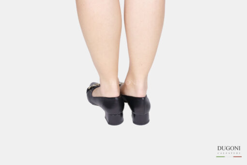 Décolleté pelle nera con accessorio </br> D1427 Outlet