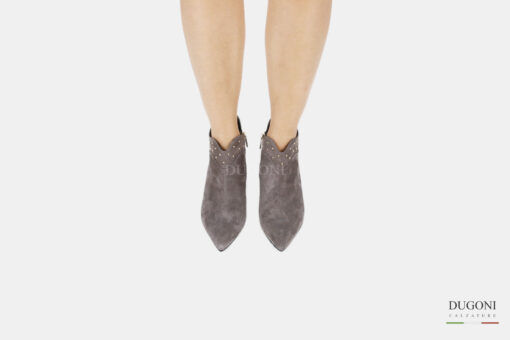 Tronchetto tortora con  borchiette  </br> D1462 Scarpe donna