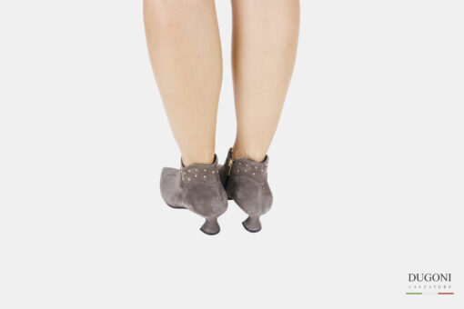 Tronchetto tortora con  borchiette  </br> D1462 Scarpe donna