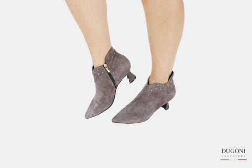 Tronchetto tortora con  borchiette  </br> D1462 Scarpe donna