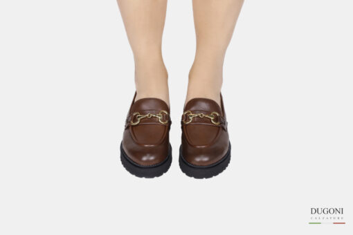Mocassino in pelle marrone con accessorio </br> D1556 Mocassini