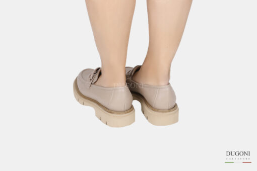 Mocassino in pelle beige con accessorio </br> D1559 Mocassini