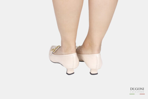 Mocassino in naplak beige con accessorio dorato </br> D1585 Mocassini