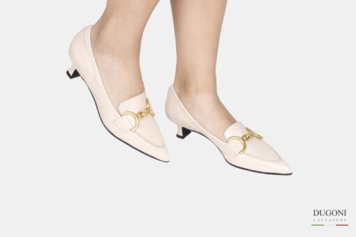 Mocassino in naplak beige con accessorio dorato </br> D1585 Mocassini