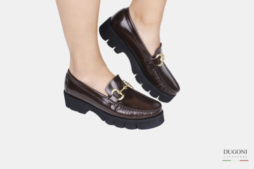 Mocassino in pelle abrasivata marrone con accessorio </br> D1591 Mocassini