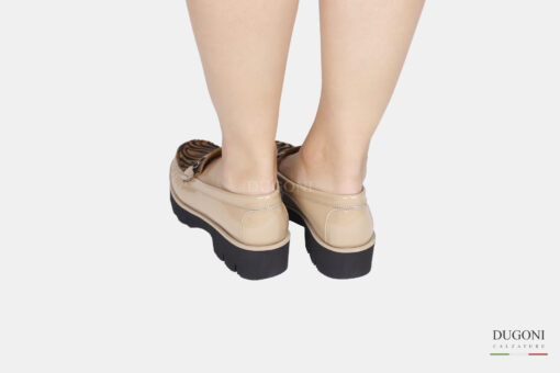 Mocassino in vernice beige e cavallino  </br> D1592 Mocassini