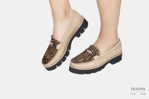 Mocassino in vernice beige e cavallino  </br> D1592 Mocassini