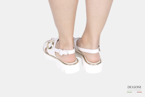 Sandalo incrociato bianco con accessorio oro <br> D1684 Outlet