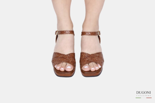 Sandalo a treccia in pelle marrone cuoio con plateau <br/>  D1679 Outlet