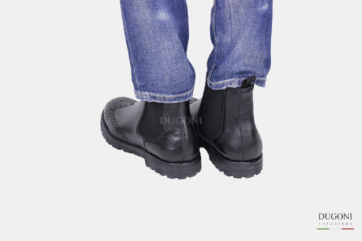 Stivaletto in pelle nera a coda di rondine  </br> U396 Calzature uomo