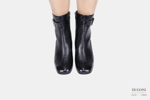 Stivaletto in naplak nera con accessorio cromato  </br> D1722 Scarpe donna