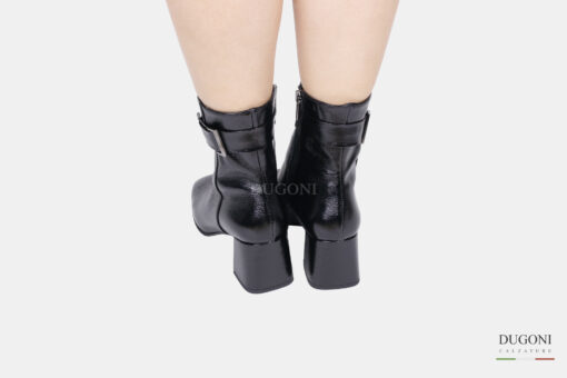 Stivaletto in naplak nera con accessorio cromato  </br> D1722 Scarpe donna