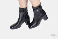 Stivaletto in naplak nera con accessorio cromato  </br> D1722 Scarpe donna