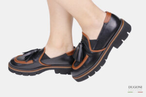Mocassino in pelle nero con nappine </br> D1730 Mocassini