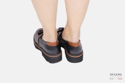 Mocassino in pelle nero con nappine </br> D1730 Mocassini