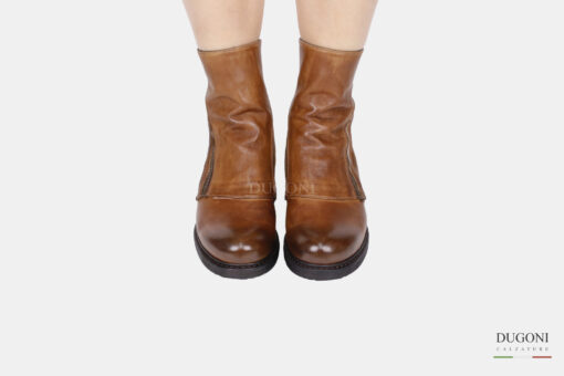Stivaletto in pelle marrone chiaro con cerniere oblique </br> D1741 Scarpe donna