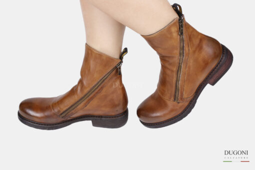 Stivaletto in pelle marrone chiaro con cerniere oblique </br> D1741 Scarpe donna