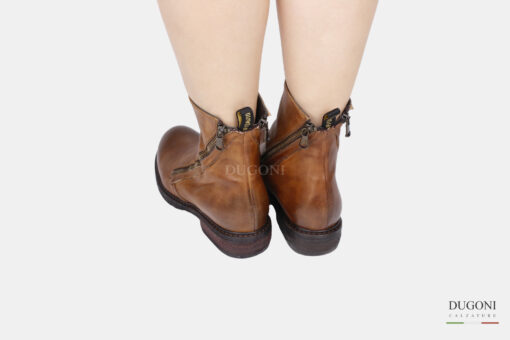 Stivaletto in pelle marrone chiaro con cerniere oblique </br> D1741 Scarpe donna