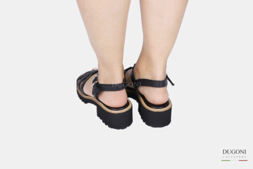 Sandalo con fondo roccia in nappa nero </br> D1786 Sandali bassi
