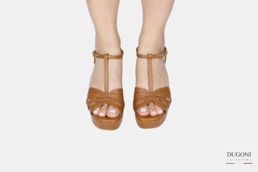 Sandalo plateau  in pelle marrone cuoio con cinturino a T  </br> D1795 Sandali