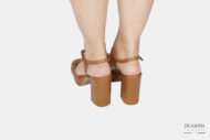 Sandalo plateau  in pelle marrone cuoio con cinturino a T  </br> D1795 Sandali