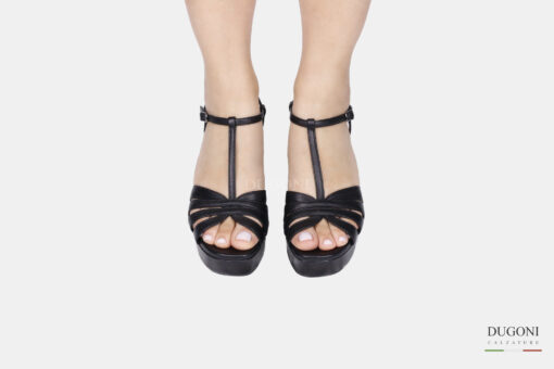 Sandalo plateau in pelle nero con cinturino a T </br> D1796 Sandali