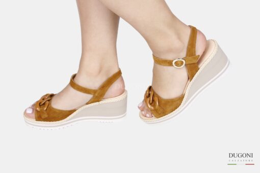 Sandalo zeppa  in camoscio marrone cuoio </br> D1813 Outlet