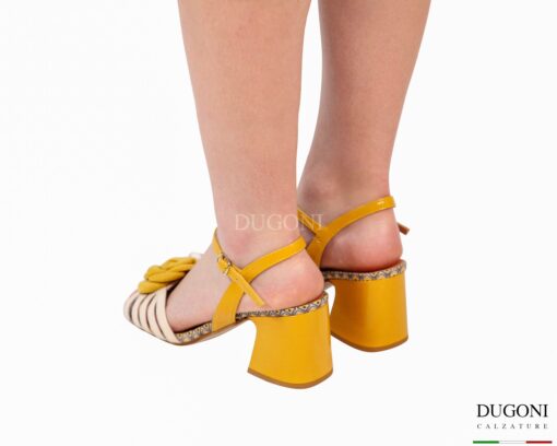 Sandalo mignon in vernice avorio e giallo  </br> D1898 Sandali