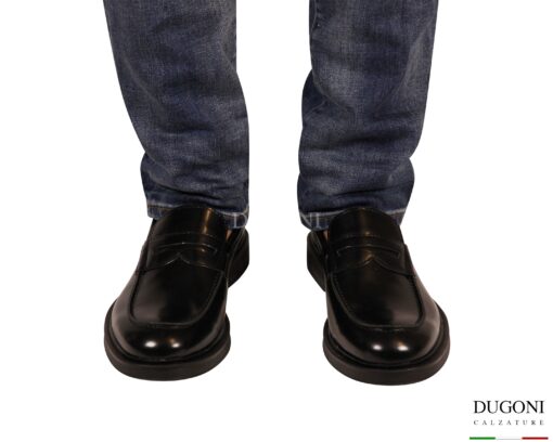 Mocassino bombato  in pelle nera abrasivata <br/> DUGONI <br/> U465 Calzature uomo