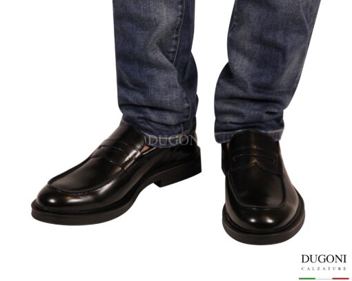 Mocassino bombato  in pelle nera abrasivata <br/> DUGONI <br/> U465 Calzature uomo