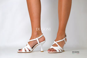 Sandalo incrociato  in pelle bianca <br/> Dugoni  Solomoda <br/>D2009 COLLEZIONE SPOSA