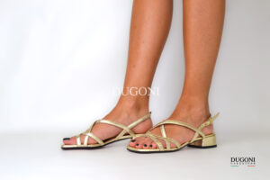 Sandalo mignon in pelle laminato platino </br> Le gazzelle </br> D2023 Sandali bassi_ciabattine